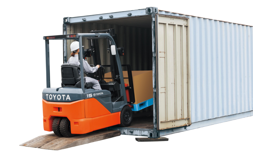 Toyota forklift 8FBE driving into a cargo container