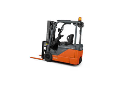 Product photo of forklift 8FBE driving in an upward grade. 