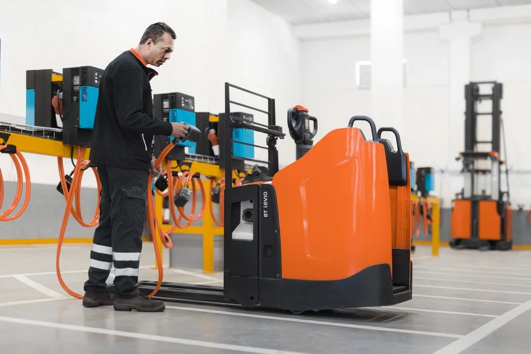 BT Levio powered pallet truck, electric low-lifter. Application photo of lithium-ion charging station. 