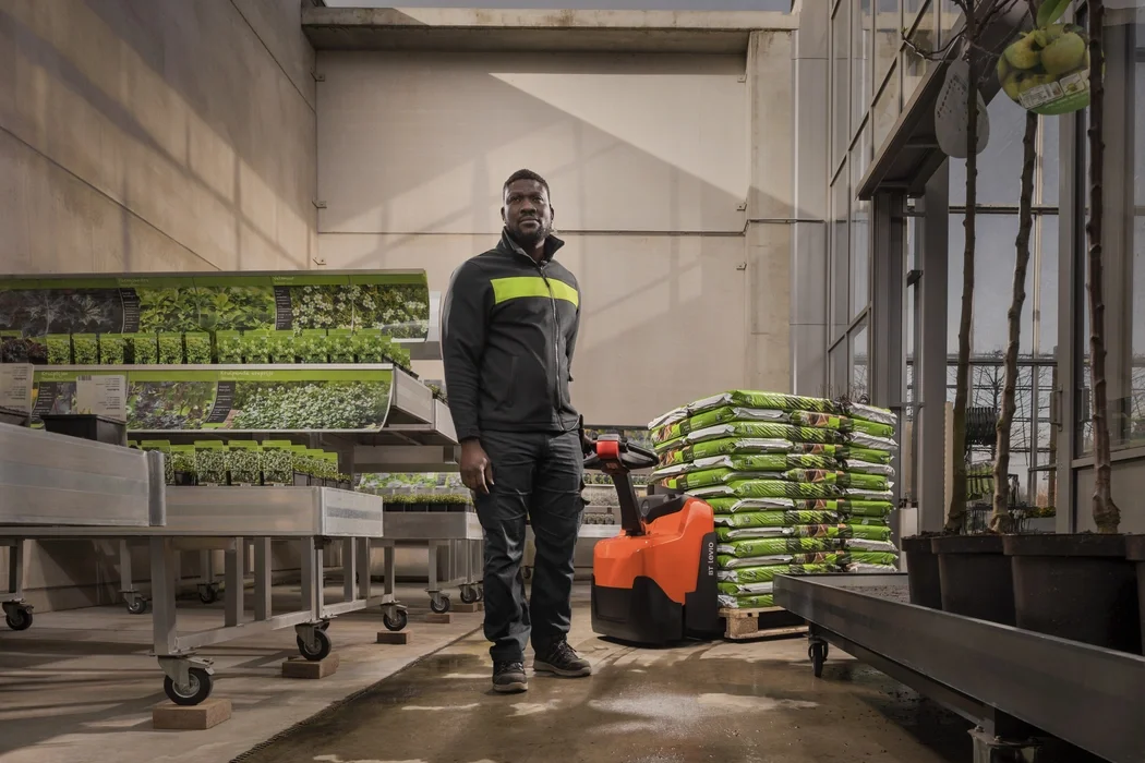 BT Levio LWI160 powered pallet truck, electric walkie low-lifter. Application photo in greenhouse environment. 