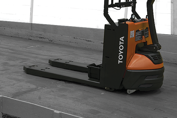 Product photo of low lifter driving on slanting ground.