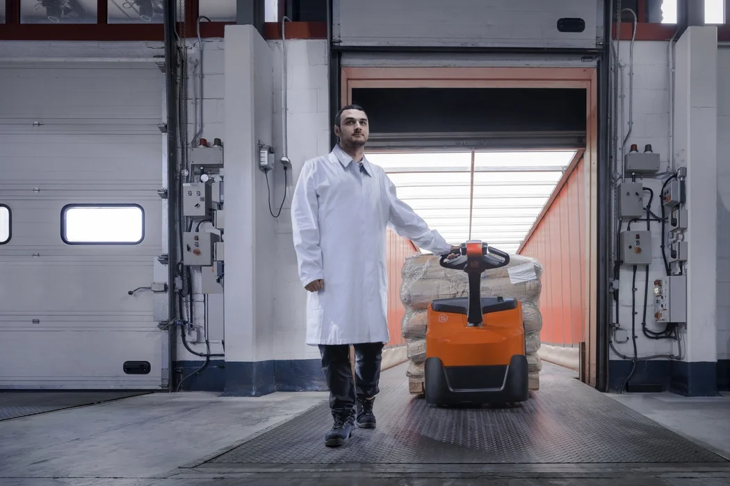 BT Levio LWI160 powered pallet truck, electric walkie low-lifter. Application photo in loading bay. 