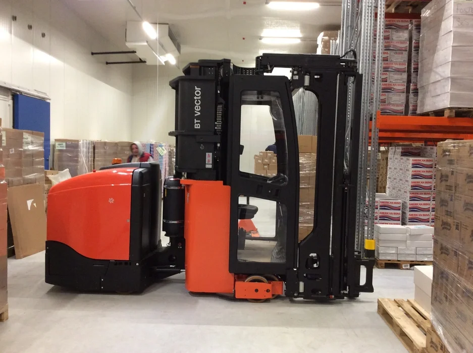 BT Vector VCE150A, man up, very narrow aisle truck. Application photo in warehouse environment.