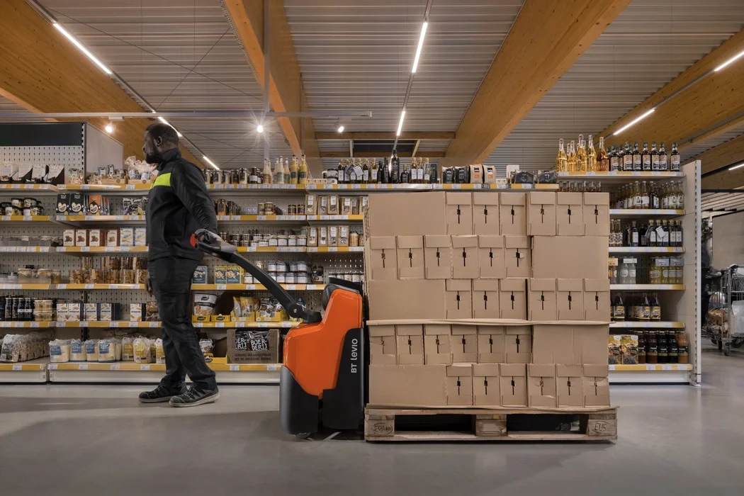 BT Levio LWI160 powered pallet truck, electric walkie low-lifter. Application photo in store environment. 