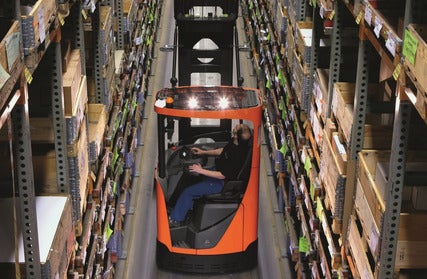 BT Vector VRE, very narrow aisle truck. Application photo in warehouse environment.