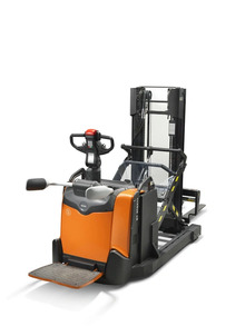 BT Staxio SPE120XR, electric stacker with reach mast and platform. Product photo taken from the back at an angle.