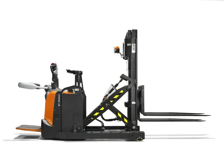 BT Staxio SPE120XRD, electric stacker with reach mast, double load handling, platform, and side guards. Product photo taken from the side.