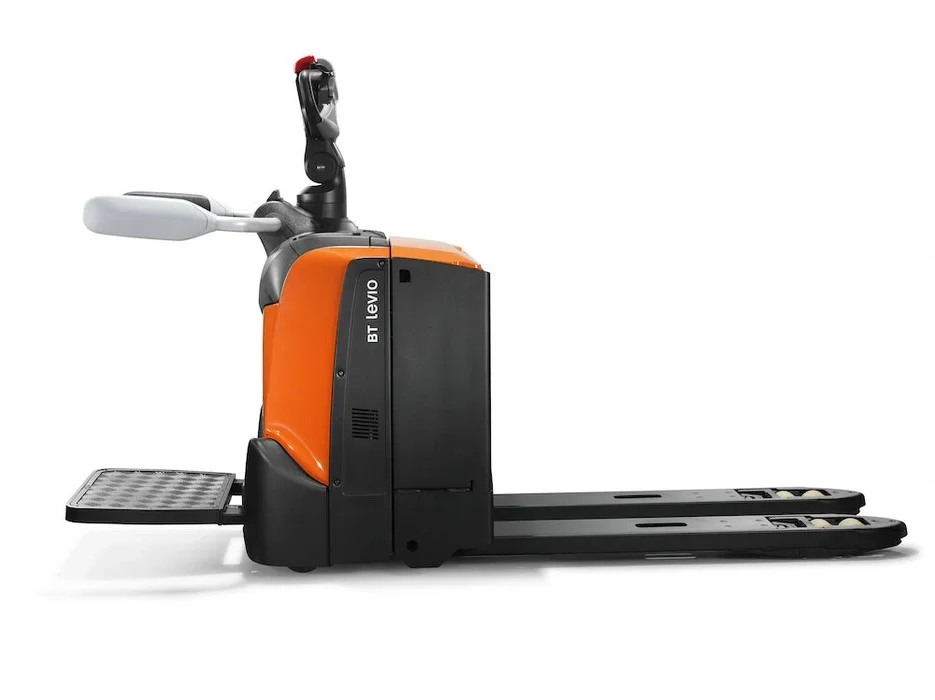 BT Levio LPE200B powered pallet truck, electric low-lifter with platform and sideguards. Product photo taken from the side. 