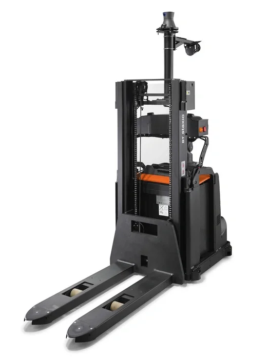 BT Staxio SAE160, for moving and stacking in automated logistic solutions. Product photo taken from the front at an angle. 
