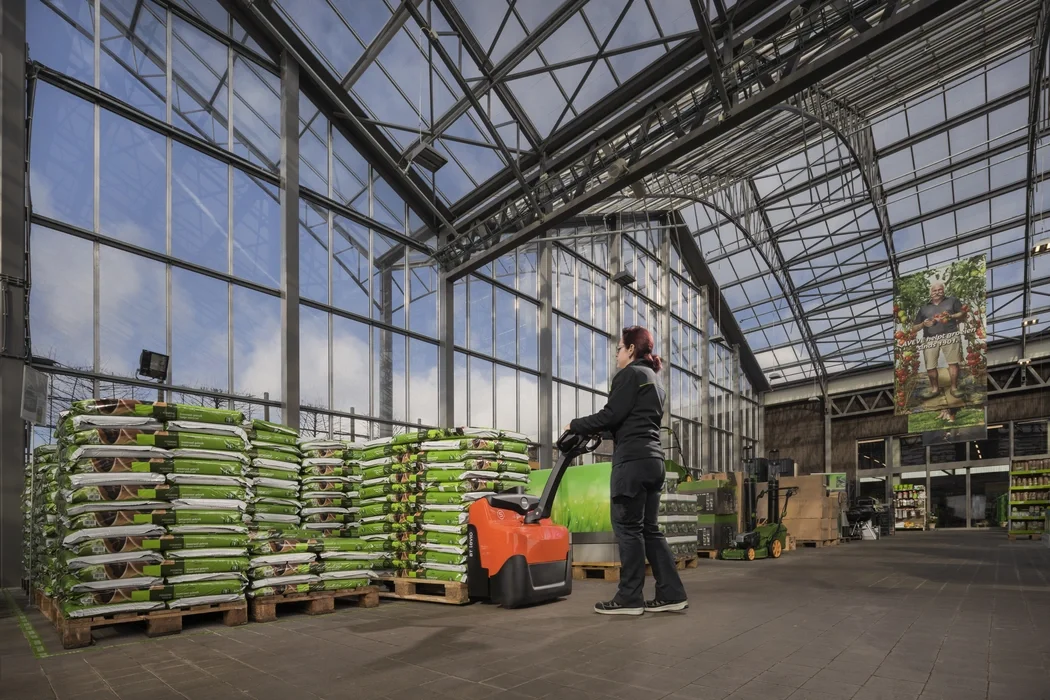 BT Levio LWI160 powered pallet truck, electric walkie low-lifter. Application photo in greenhouse environment. 