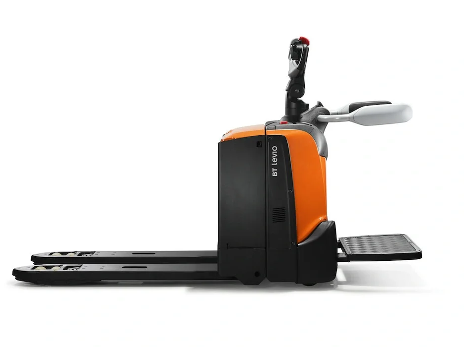 BT Levio LPE200B powered pallet truck, electric low-lifter with platform and sideguards. Product photo taken from the side. 
