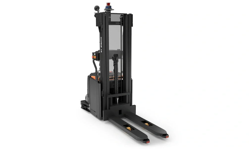 BT Staxio SAE160, for moving and stacking in automated logistic solutions. Product photo taken from the front at an angle. 