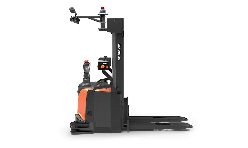 BT Staxio SAE160, for moving and stacking in automated logistic solutions. Product photo taken from the side. 