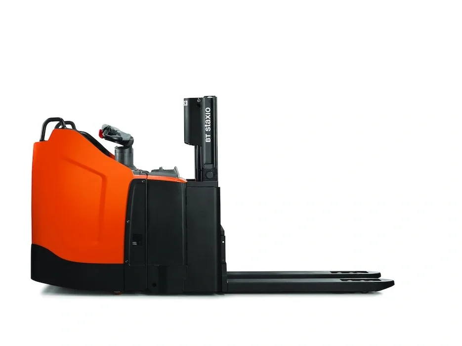 BT Staxio SPE200DN, electric stacker with double load handling and fixed side guards. Product photo taken from the side.
