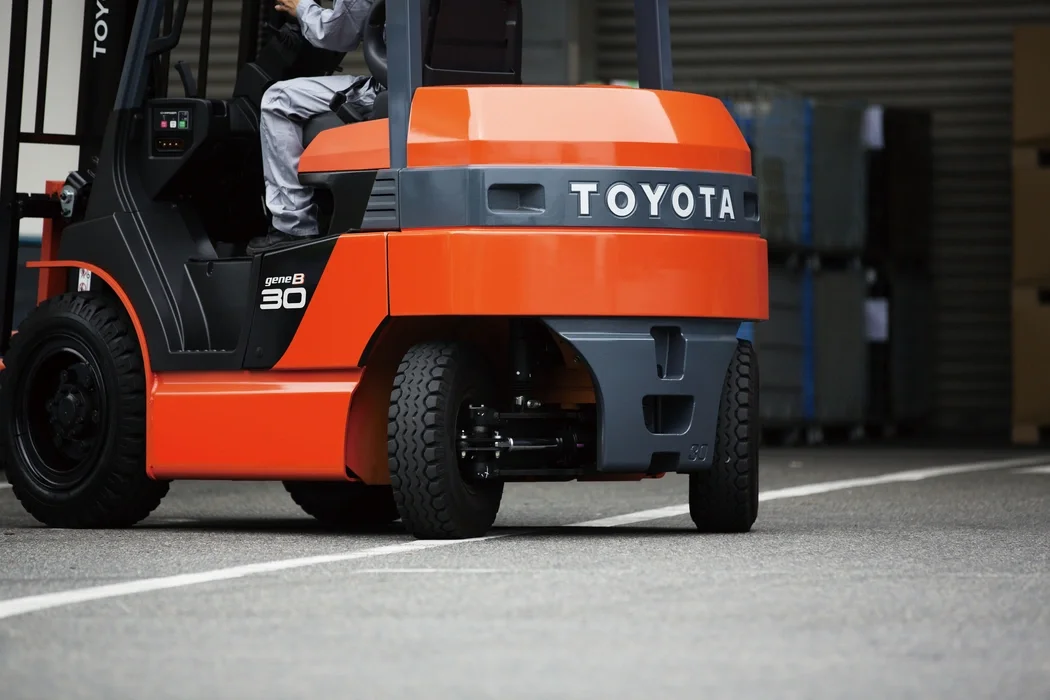 Electric counterbalanced forklift Toyota 8-series, 8FB close-up of back wheels.