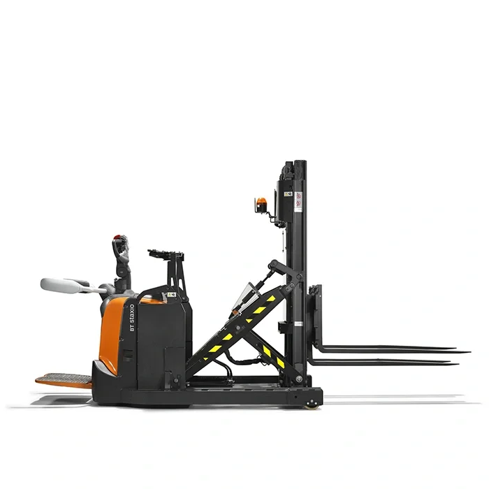 BT Staxio SPE120XRD, electric stacker with reach mast, double load handling, platform, and side guards. Product photo taken from the side.
