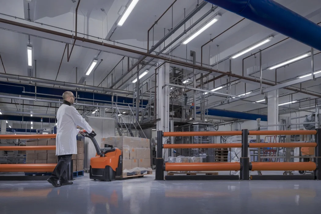 BT Levio LWI160 powered pallet truck, electric walkie low-lifter. Application photo in manufacturing environment. 