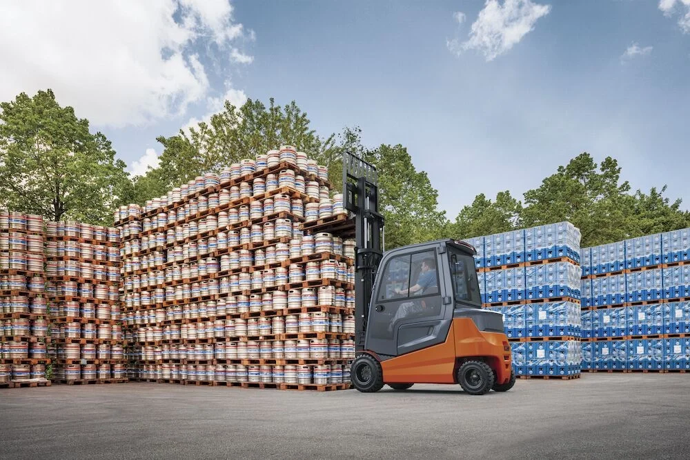 Electric counterbalanced forklift BT Cargo E8-series, 4-wheel 3.5 ton closed cabin, application shot