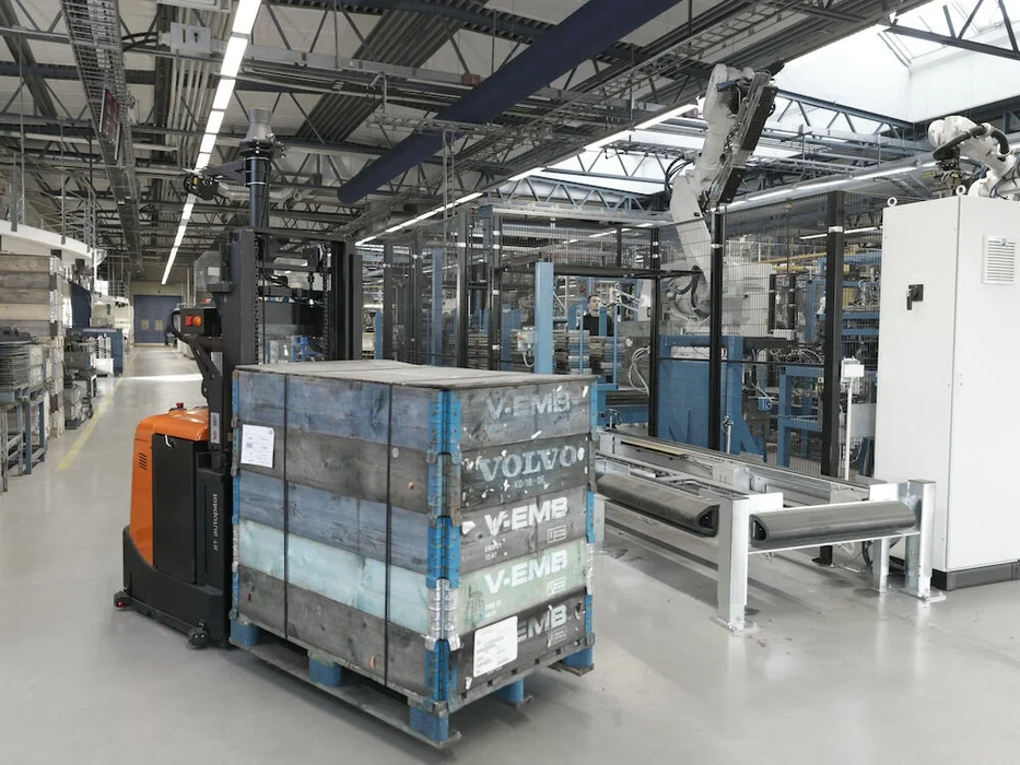 BT Staxio SAE160, for moving and stacking in automated logistic solutions. Application photo taken in production environment. 