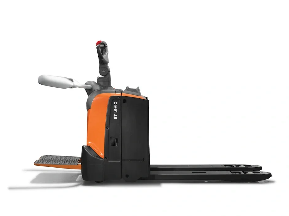 BT Levio LPE powered pallet truck, electric low-lifter with platform. Product photo taken from the side. 
