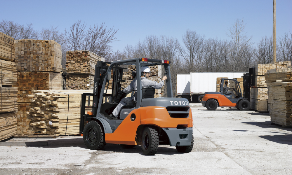 Horizontal transportation of wood with engine-powered Toyota forklift 8FD35