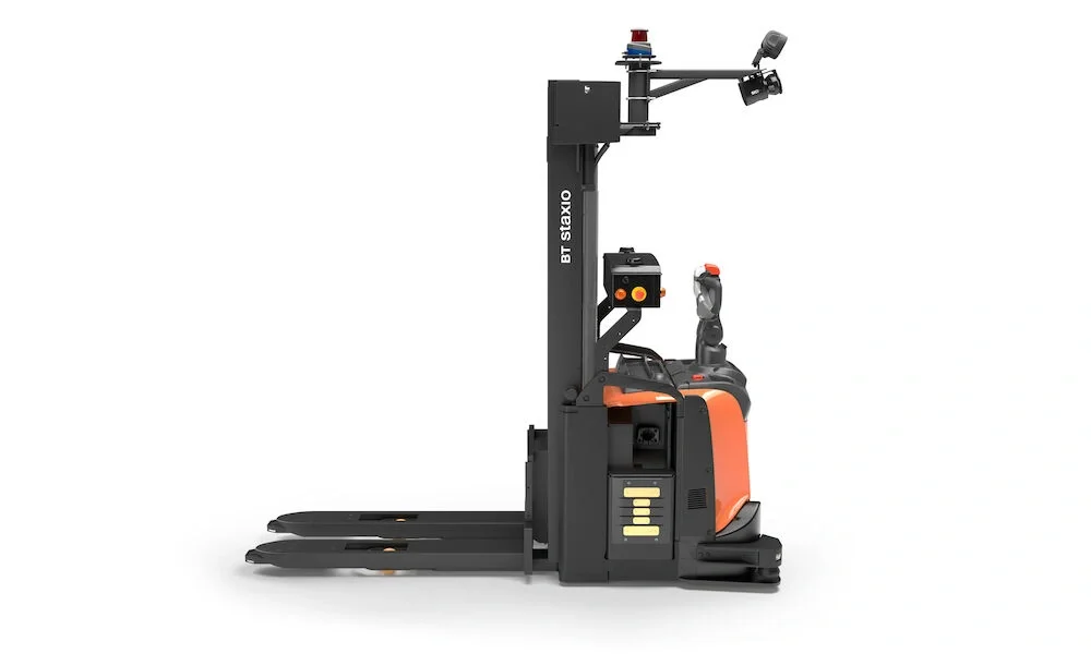 BT Staxio SAE160, for moving and stacking in automated logistic solutions. Product photo taken from the side. 