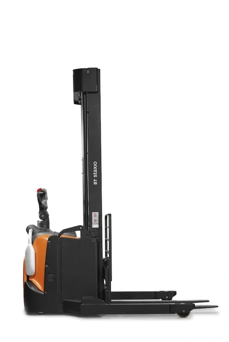 BT Staxio SPE140S powered stacker, electric stacker truck with straddle, platform, and side guards. Product photo taken from the side.