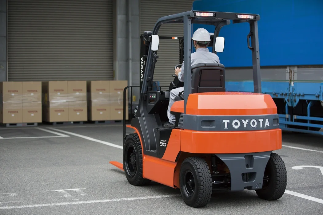 Electric counterbalanced forklift Toyota 8-series, 8FB loading/unloading