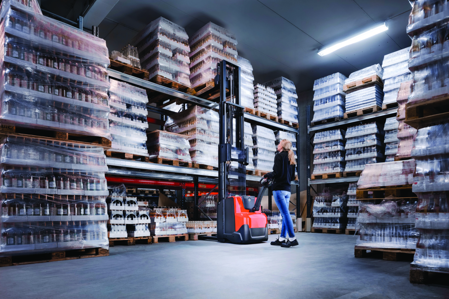 Stacking application in small warehouse with powered stacker BT Staxio