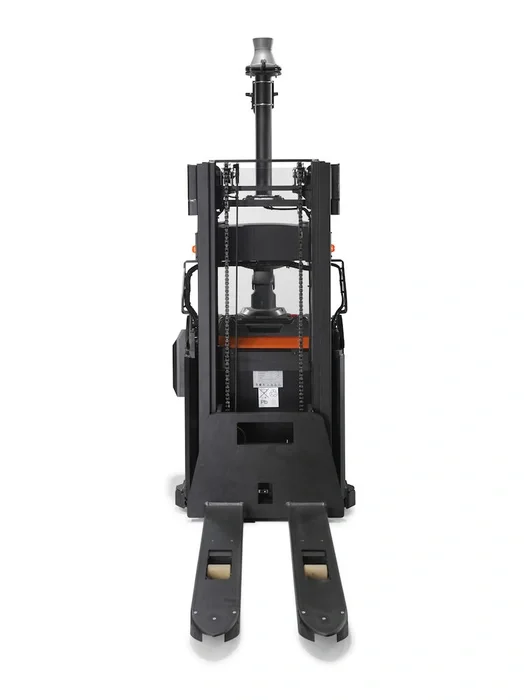 BT Staxio SAE160, for moving and stacking in automated logistic solutions. Product photo taken from the front. 