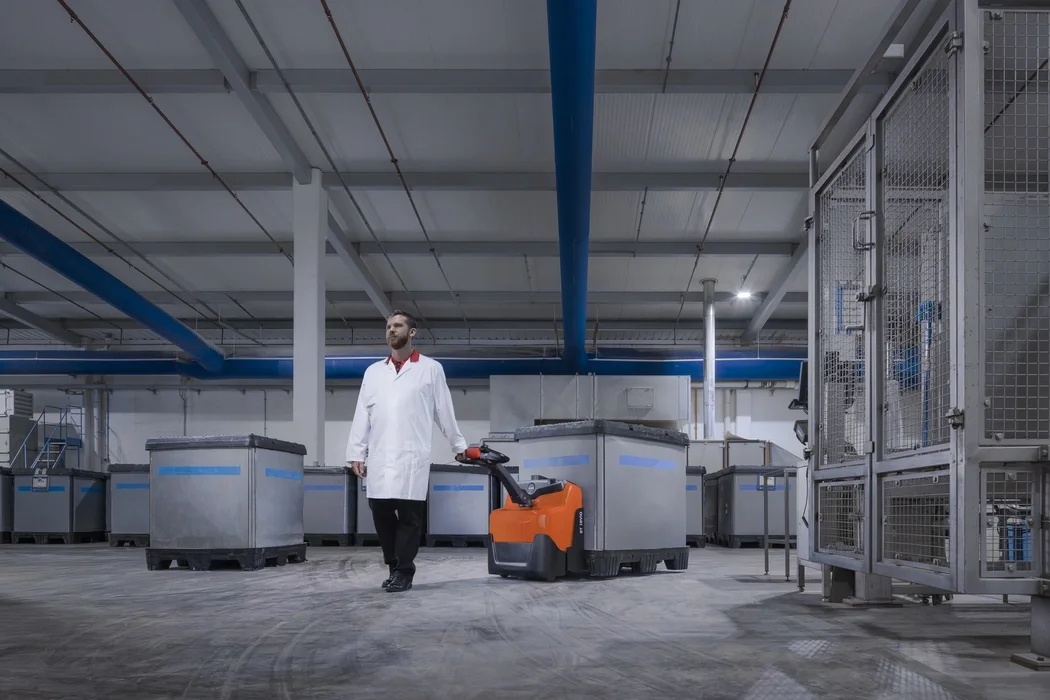 BT Levio LWI160 powered pallet truck, electric walkie low-lifter. Application photo in manufacturing environment. 