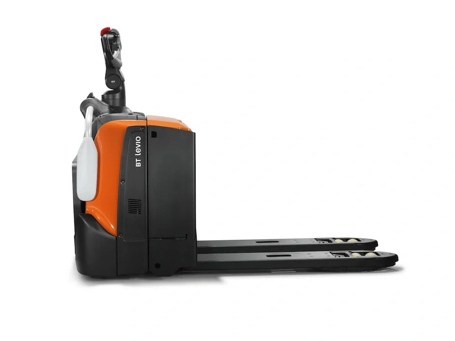 BT Levio LPE200B powered pallet truck, electric low-lifter with platform and sideguards. Product photo taken from the side. 