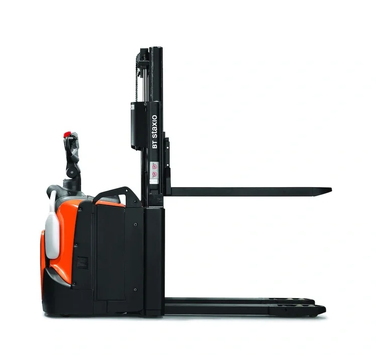 BT Staxio SPE200D, electric stacker with double load handling, platform and side guards. Product photo taken from the side.