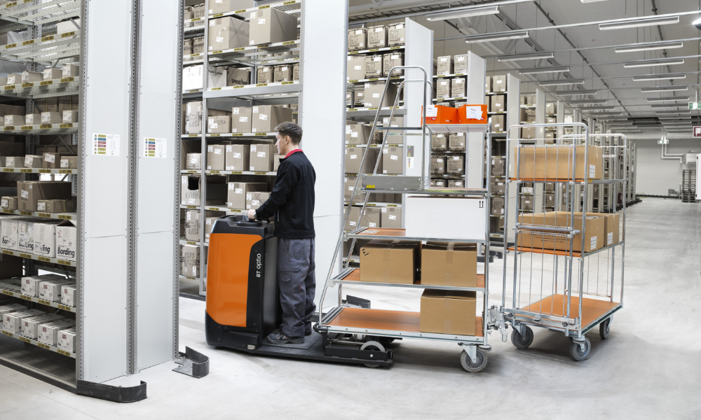 Low-level order picking with trollies in warehouse with Toyota TSE100
