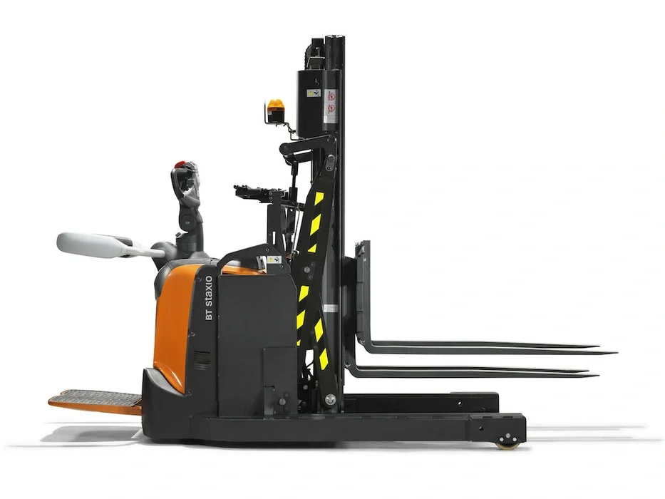BT Staxio SPE120XRD, electric stacker with reach mast, double load handling, platform, and side guards. Product photo taken from the side.