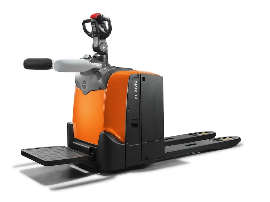BT Levio LPE200B powered pallet truck, electric low-lifter with platform and sideguards. Product photo taken from the side. 