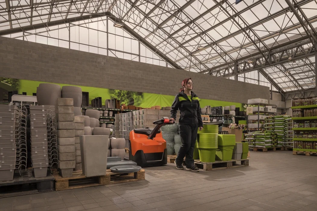 BT Levio LWI160 powered pallet truck, electric walkie low-lifter. Application photo in greenhouse environment. 