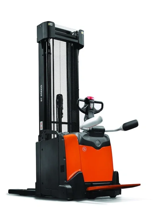 BT Staxio SPE160L, electric stacker with elevating support arms, platform, and side guards. Product photo taken from the back at an angle.