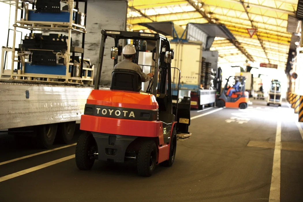 Electric counterbalanced forklift Toyota 8-series, 8FB loading/unloading a lorry