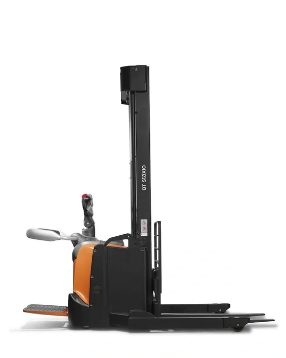 BT Staxio SPE140S powered stacker, electric stacker truck with straddle, platform, and side guards. Product photo taken from the side.