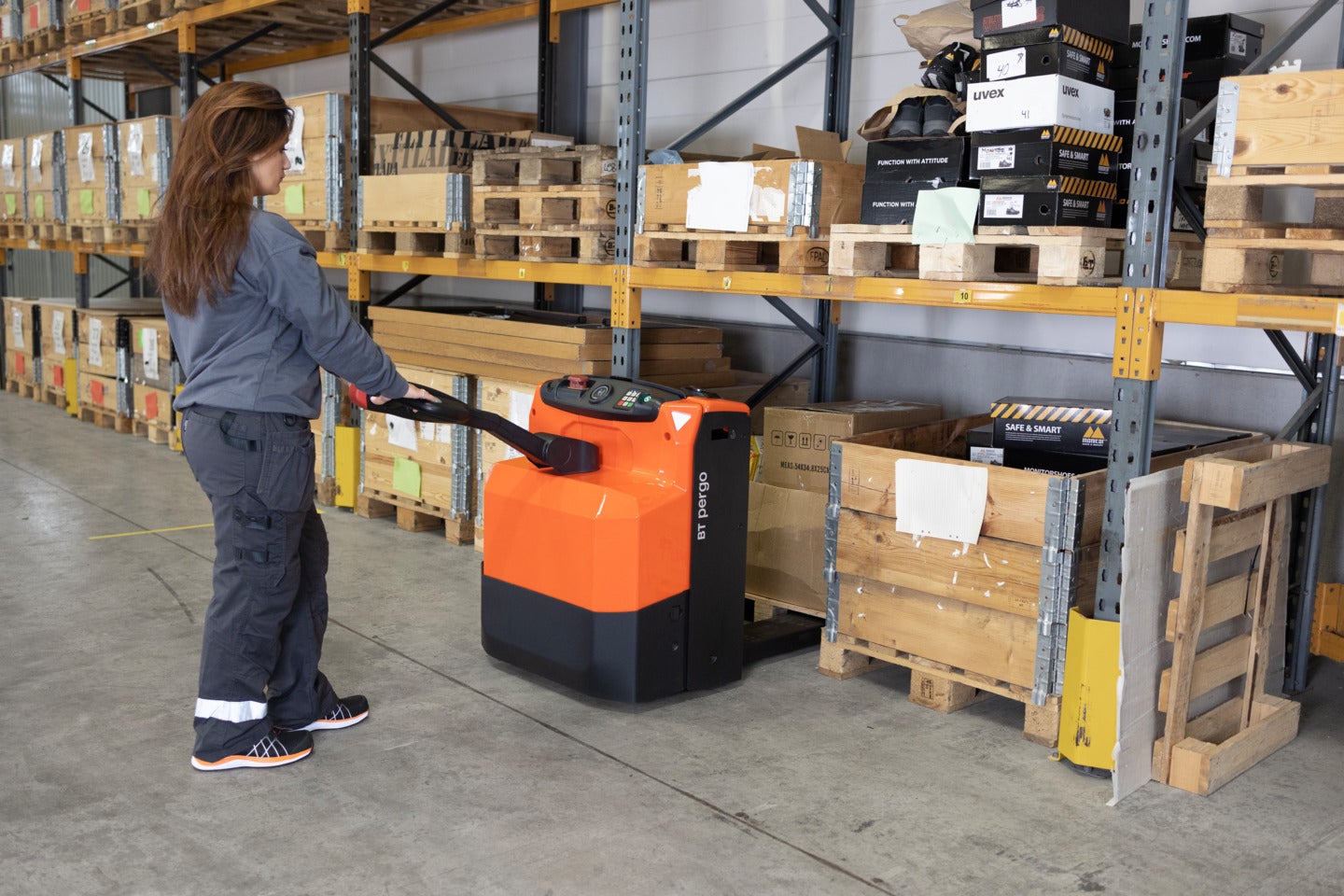 BT Pergo low-lifting powered pallet truck, application photo in warehouse.