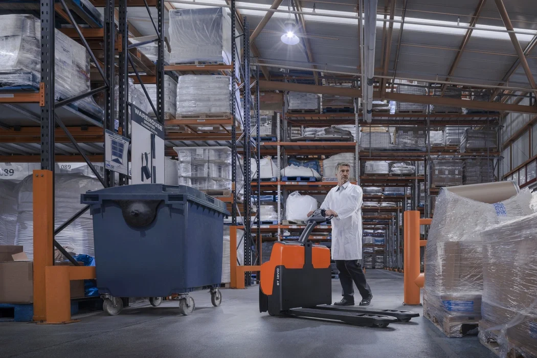 BT Levio LWI160 powered pallet truck, electric walkie low-lifter. Application photo of warehouse environment. 