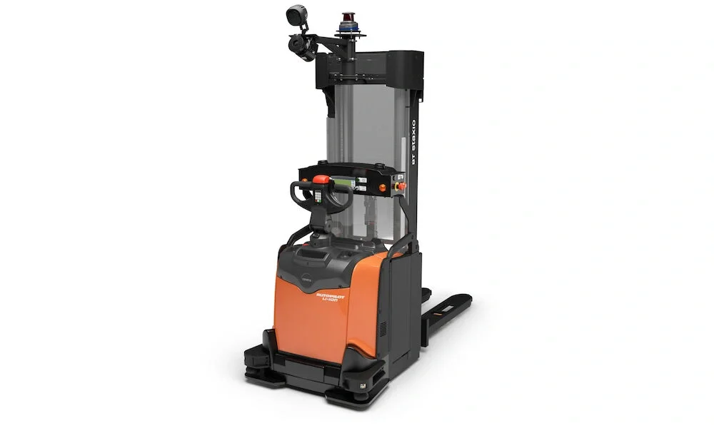 BT Staxio SAE160, for moving and stacking in automated logistic solutions. Product photo taken from the back at an angle. 