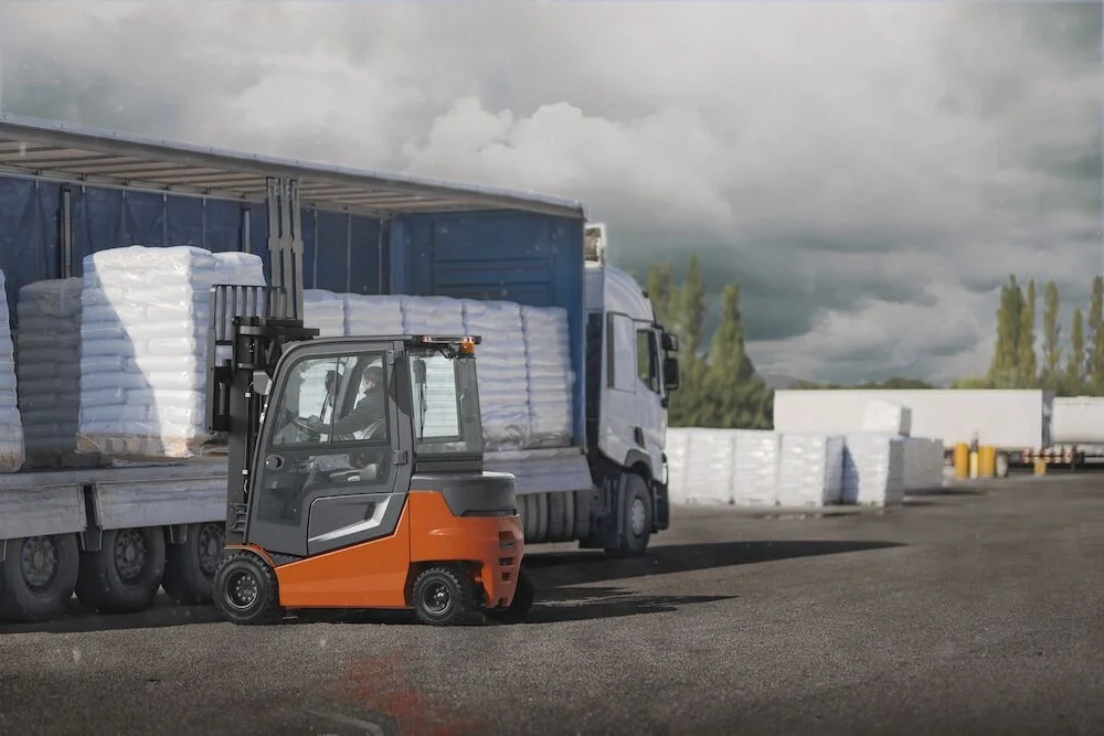 Electric counterbalanced forklift BT Cargo E8-series, 4-wheel 3.5 ton with cabin, application Loading Lorry
