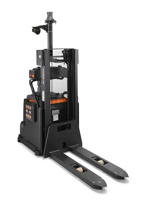 BT Staxio SAE160, for moving and stacking in automated logistic solutions. Product photo taken from the front at an angle. 
